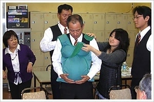 妊婦ジャケットを付けての社内研修の様子。